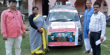 चलो चले स्कूल चले’ अभियान रथ को हरी झंडी देकर किया गया रवाना