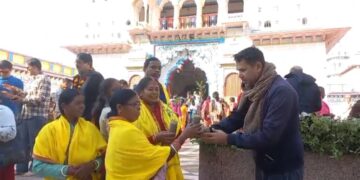 मंदीर आने वाले भक्तों के बीच तुलसी पौधा का वितरण