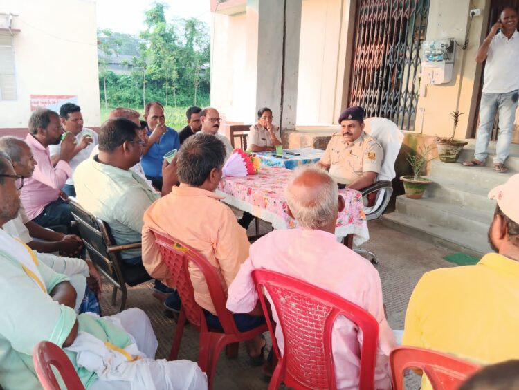 घुरना थाना में नये थानाध्यक्ष संजय कुमार यादव के पदभार ग्रहण के अवसर पर सोमवार को थाना परिसर में अभिनंदन समारोह आयोजित किया गया ।