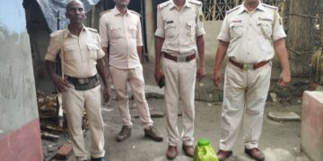 नरपतगंज थाना क्षेत्र अंतर्गत मधूरा दक्षिण एवं पलासी गांव में altf की टीम ने छापेमारी कर भारी मात्रा में शराब और शराब विक्रेता को गिरफ्तार किया है।