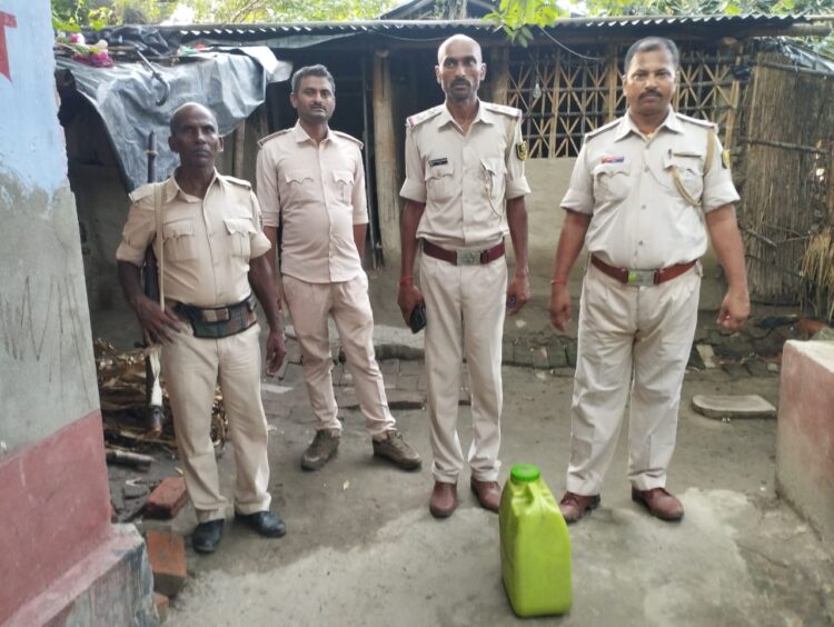 नरपतगंज थाना क्षेत्र अंतर्गत मधूरा दक्षिण एवं पलासी गांव में altf की टीम ने छापेमारी कर भारी मात्रा में शराब और शराब विक्रेता को गिरफ्तार किया है।