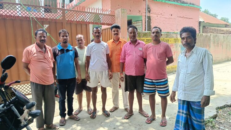 माध्यम विद्यालय बथनाहा में एक सप्ताह से मध्य भोजन के चावल में पपड़ी, कंकड़ पत्थर, चुहा लेटींग किया हुआ बच्चे को खिलाया जाता था।