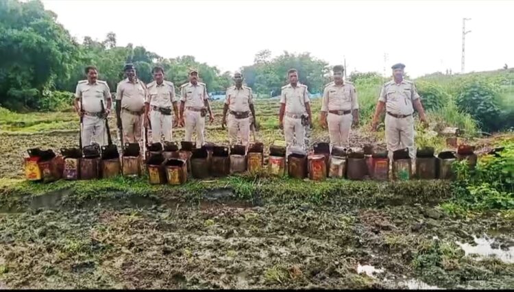 जिले के नरपतगंज थाना क्षेत्र अंतर्गत कच्चा शराब की बडी खेप बरामद की गई है।