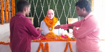 प्रदीप सिंह ने पूर्व मुखिया रामचंद्र सिंह की प्रतिमा का किया अनावरण