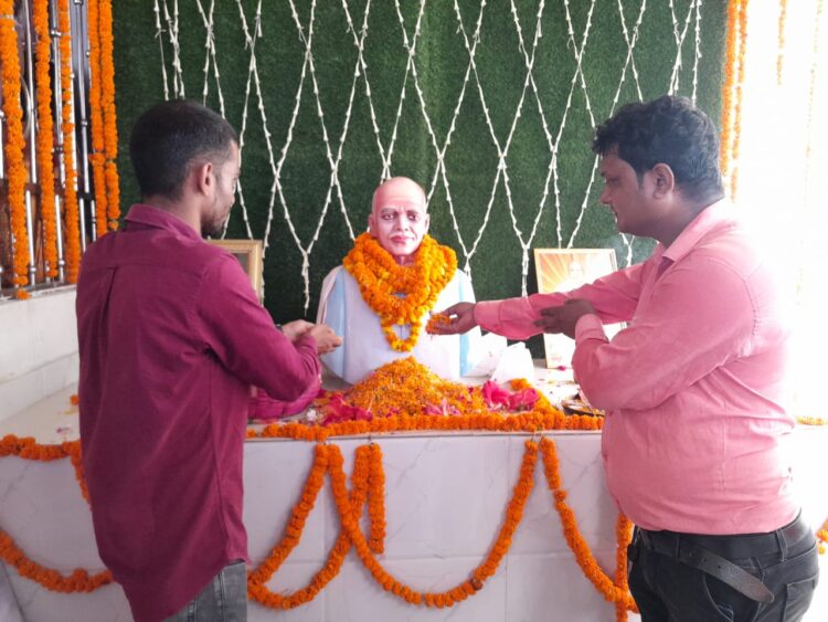 प्रदीप सिंह ने पूर्व मुखिया रामचंद्र सिंह की प्रतिमा का किया अनावरण