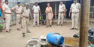 गुरुवार को मद्य निषेध की टीम, सशस्त्र बल, एवं दिवा गष्टी के पुलिस पदाधिकरी के साथ शराब की बड़ी सूचना पर ढोलबजा संथाली टोला पंहुची, धोलबज्जा संथाली टोला वार्ड संख्या 07 मे दर्जनों घरों में छापेमारी के दौरान तकरीबन 12000 लीटर कच्चा बरामत