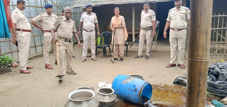 गुरुवार को मद्य निषेध की टीम, सशस्त्र बल, एवं दिवा गष्टी के पुलिस पदाधिकरी के साथ शराब की बड़ी सूचना पर ढोलबजा संथाली टोला पंहुची, धोलबज्जा संथाली टोला वार्ड संख्या 07 मे दर्जनों घरों में छापेमारी के दौरान तकरीबन 12000 लीटर कच्चा बरामत